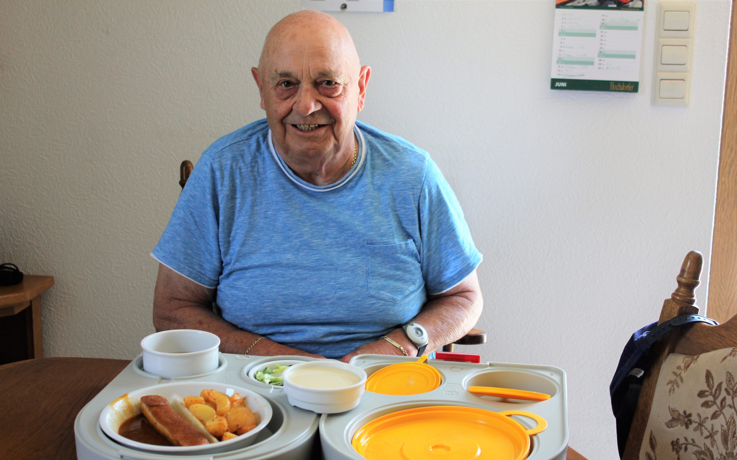 Kunde mit Essen auf Rädern